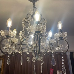 アンティーク調ゴールドシャンデリアの画像