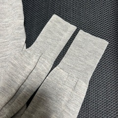 ユニクロ、Vネックセーター、薄手の画像
