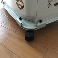 灯油タンク＋自動給油ポンプ＋ファンヒーター用キャスター 3点セットの画像