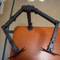 モニターアーム デュアルアームモニター 2画面 13-32インチVESA:75x75mm/100x100mm 2つの取り付け方法を備えた高さ調節可能なデュアルモニターアーム、チルトスイベル回転可能、ダブルパソコンアームの画像