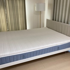 IKEA ベッドフレーム+マットレス セット クイーンサイズの画像