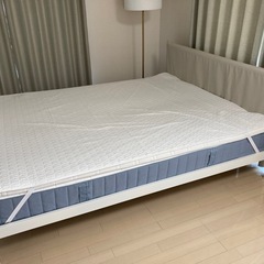 IKEA ベッドフレーム+マットレス セット クイーンサイズの画像