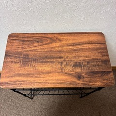 ソファーの横サイドテーブル　マガジンラック　収納の画像