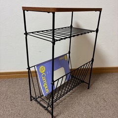 ソファーの横サイドテーブル　マガジンラック　収納の画像