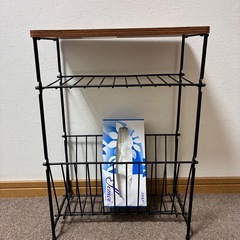 ソファーの横サイドテーブル　マガジンラック　収納の画像