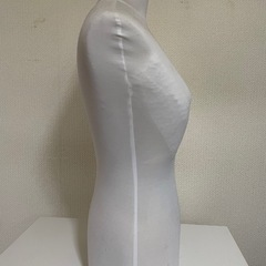 トルソー／ボディマネキン（上半身のみ）女性用　肩幅33cm 全長60cm／出品・洋裁・撮影・店舗ディスプレイにの画像