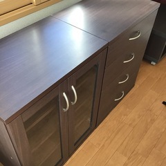 ガラス扉つきキャビネット／ダークブラウン／同シリーズありの画像