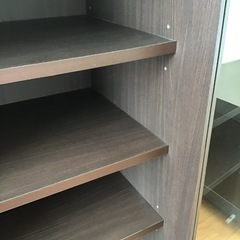 ガラス扉つきキャビネット／ダークブラウン／同シリーズありの画像