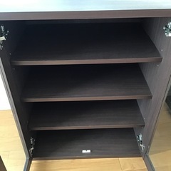 ガラス扉つきキャビネット／ダークブラウン／同シリーズありの画像