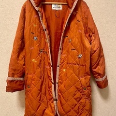 暖かい　中綿入りキルティングコート　オレンジ色の画像