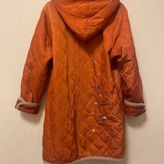 暖かい　中綿入りキルティングコート　オレンジ色の画像