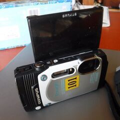 オリンパス　デジカメ　OLYMPUS　Tough　デジタルカメラ　画面ポップアップ式　現状　使用感ありの画像