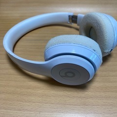 beats Whiteヘッドホンの画像