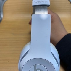 beats Whiteヘッドホンの画像