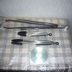 竹炭とトングの画像