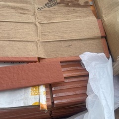 赤色のタイルの画像