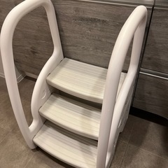 【直接引取限定】ホワイト 3段踏み台 滑り止め付きの画像