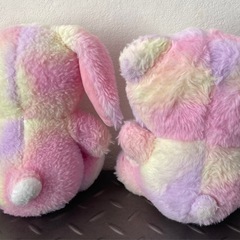 パステルカラーのウサギとクマのぬいぐるみセットの画像