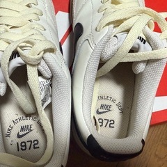 NIKE 1972 ホワイト/ブラック スニーカー25.5の画像