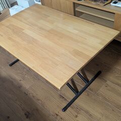 高さ調節可能なリビングテーブルの画像