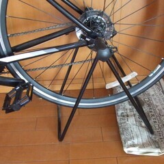 大人用ロードバイク KAGRA（カグラ）R1K 465WN 空気入れポンプ式付き ディスプレイ用車輪止め付き 取説付きの画像