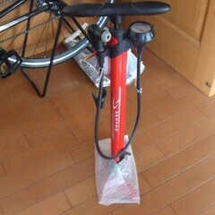 大人用ロードバイク KAGRA（カグラ）R1K 465WN 空気入れポンプ式付き ディスプレイ用車輪止め付き 取説付きの画像