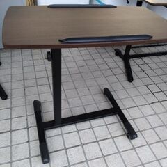 展示引き上げ品　昇降式　サイドテーブル　ベッド テーブル　パソコンデスク　キッチンワゴン　机　電子レンジ　レンジ台の画像