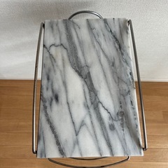 大理石トップのトローリーワゴンの画像