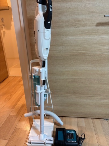 マキタ掃除機　スタンド　バッテリー付