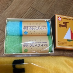 クレパス柄ブランケットと、クレパスハンドタオルの画像