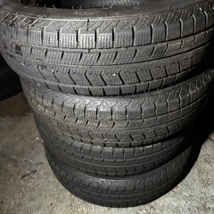 スタッドレスタイヤ　冬タイヤの画像