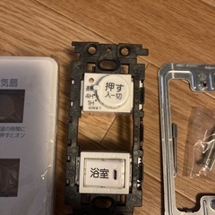 値下げ。TOSHIBA 浴室換気扇スイッチ（照明スイッチ付きの画像