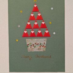 クリスマスの飾り用に。折り紙サンタのツリーの画像