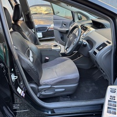 プリウスα の画像