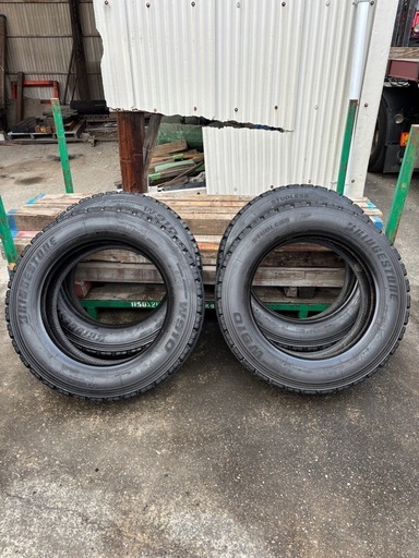 ブリヂストンスタッドレスタイヤ 265/60R22.5 4本