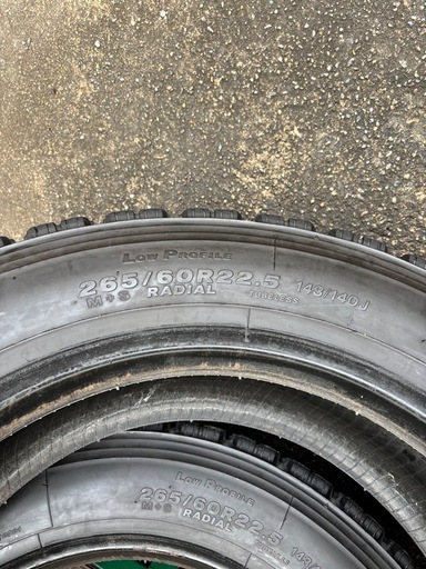 ブリヂストンスタッドレスタイヤ 265/60R22.5 4本