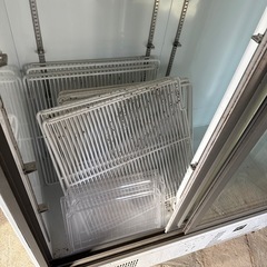 ショーケース型の冷蔵庫の画像