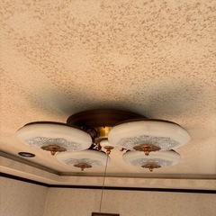 応接間の豪華なシャンデリアの画像