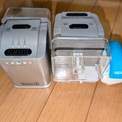 TETRA自動給餌機（電池式・置き型）とGEXの磁石式コケ取りの画像