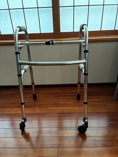 前輪固定タイヤ付き歩行器