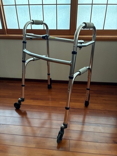 前輪固定タイヤ付き歩行器