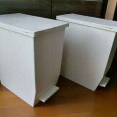 白ゴミ箱　2個　ペダル式　使用年数少ないゴミ箱の画像