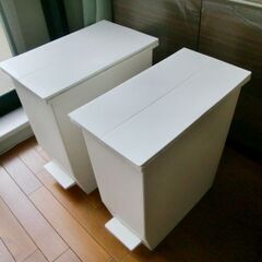 白ゴミ箱　2個　ペダル式　使用年数少ないゴミ箱の画像