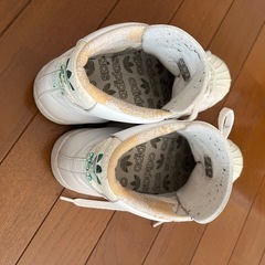 adidasスニーカーの画像