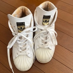adidasスニーカーの画像