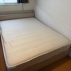 ダブルベッド(マットレス付き)の画像