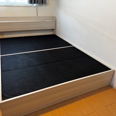 ダブルベッド(マットレス付き)の画像