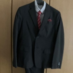 COMME CA ISM 黒フォーマルスーツ ネクタイ付き 入学式 卒業式 結婚式等のお祝いにの画像