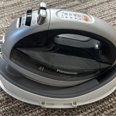 パナソニックアイロンとアイロン台の画像