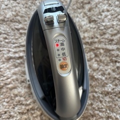 パナソニックアイロンとアイロン台の画像